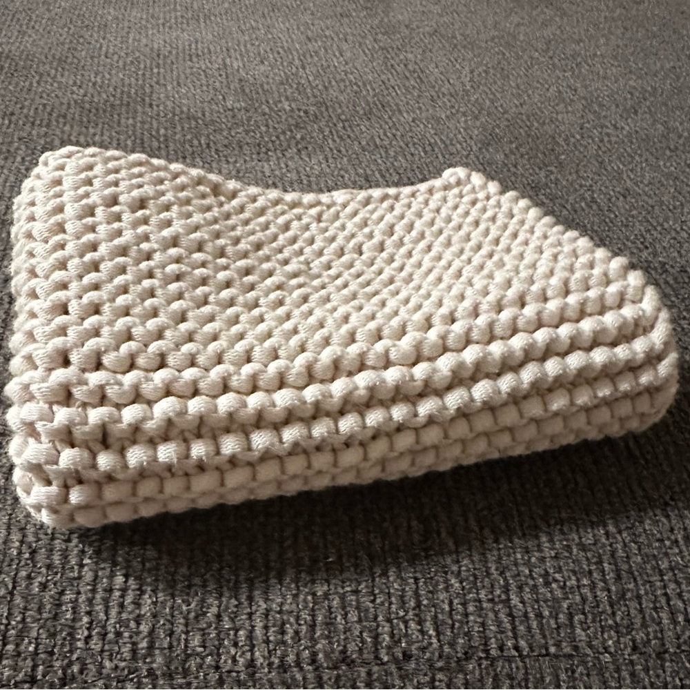 Knitted hand towel